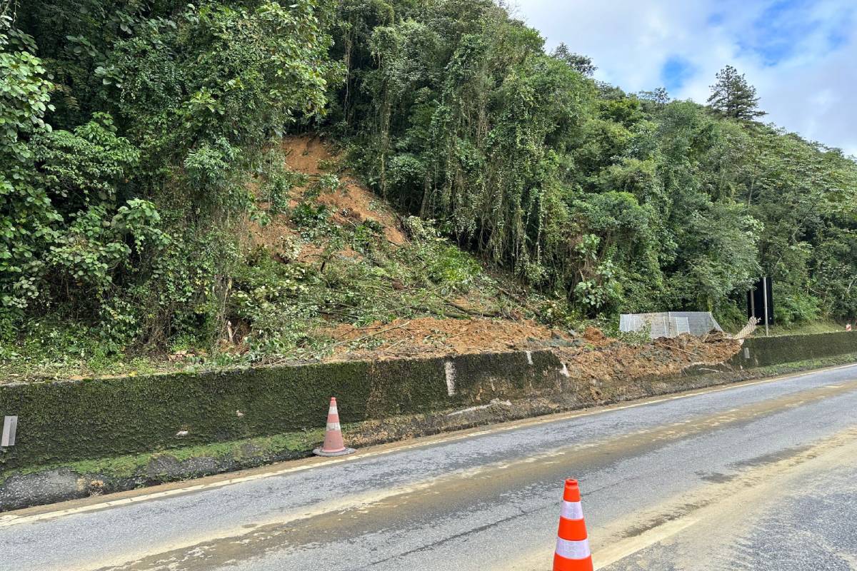 Pistas sentido litoral e capital são liberadas parcialmente após queda de barreira na região de Morretes