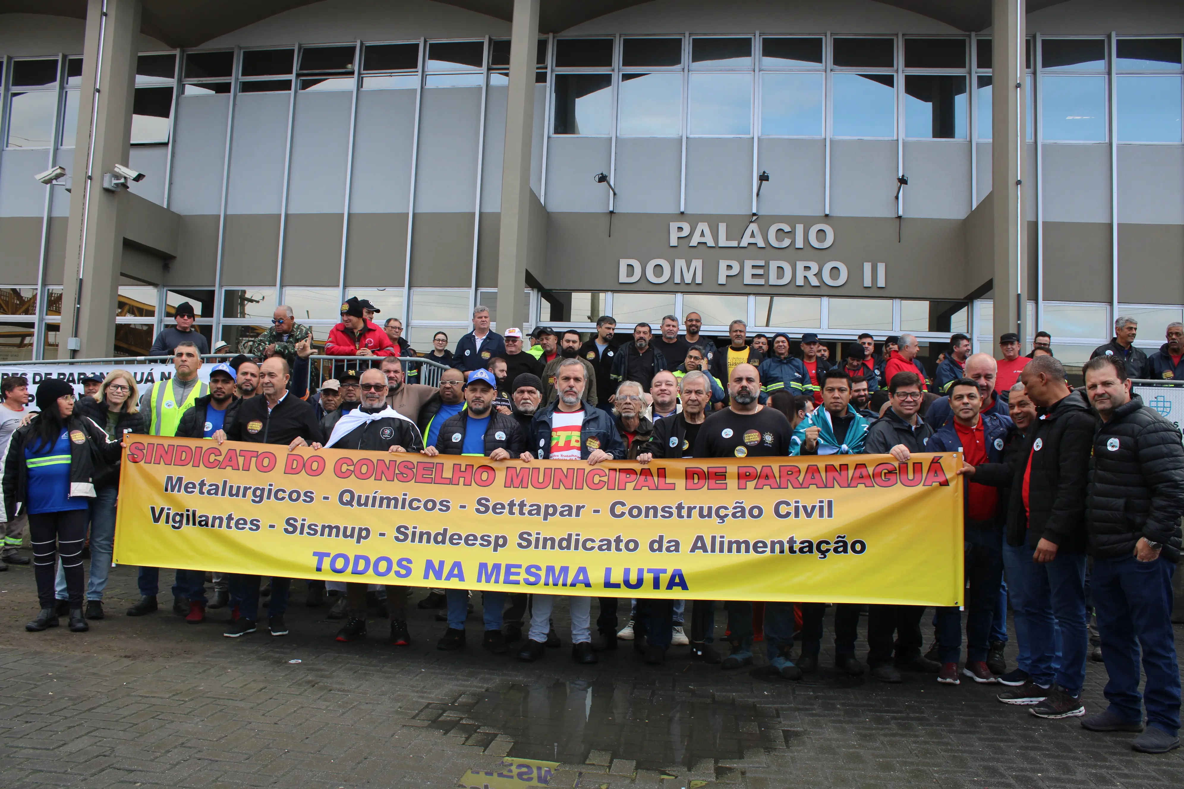 Em Paranaguá, a mobilização contou com uma caminhada organizada pela Frente Intersindical de Paranaguá, com participação de sindicatos da área urbana que integram a construção do futuro Conselho Sindical Municipal (Foto: Folha do Litoral News)