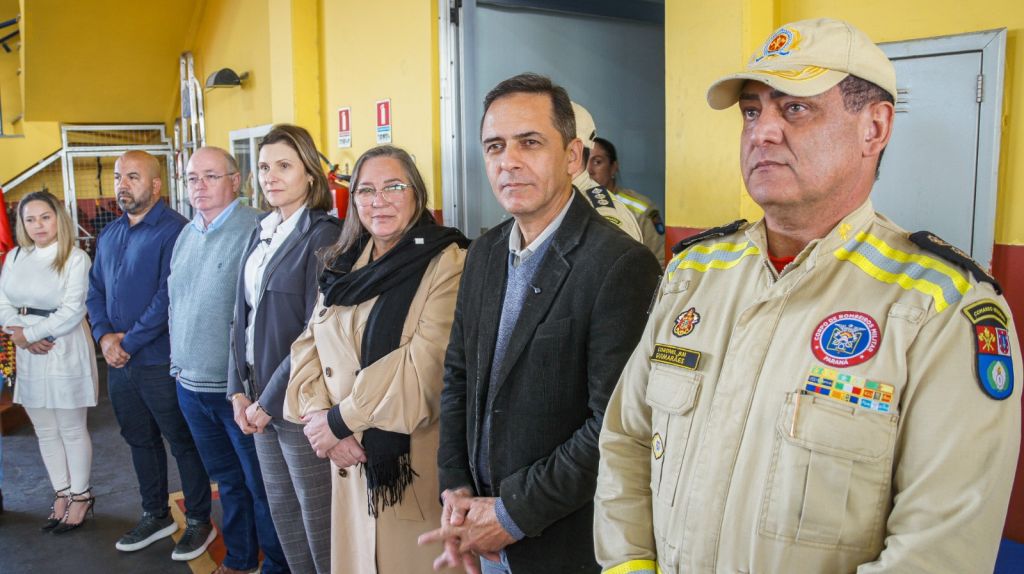 Paranaguá recebe novas viaturas para o Corpo de Bombeiros com apoio do Governo do Estado 2 O prefeito de Paranaguá, Adriano Ramos, participou da cerimônia acompanhado da vice-prefeita Fabiana Parro e do chefe de gabinete André Ferruci (Foto: Farpa Gomes)