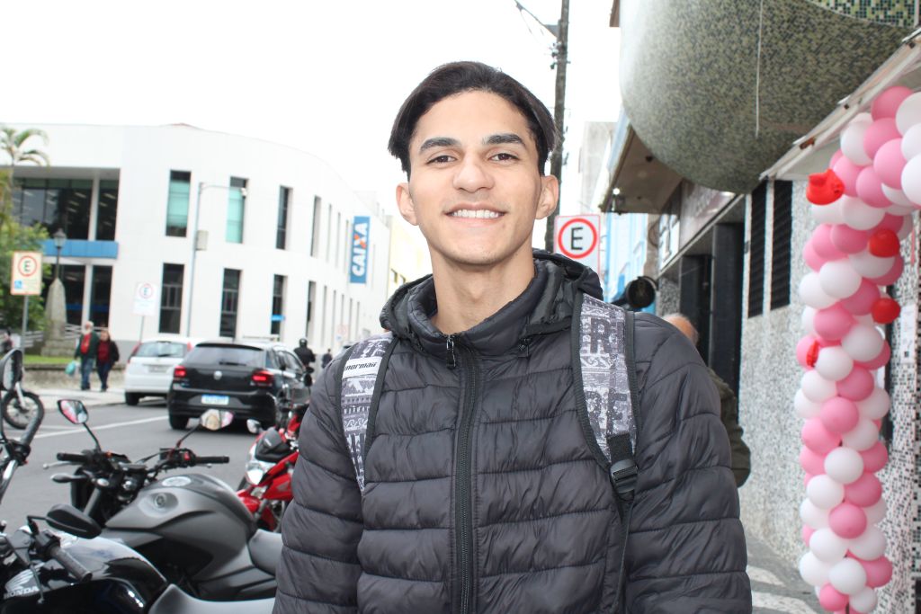 Dia dos Namorados: jovens falam sobre o significado da data 2 Para Luiz Fernando, o Dia dos Namorados é uma data muito especial e específico onde os casais podem aproveitar o dia fazendo aquilo que mais amam (Foto: Folha do Litoral News)