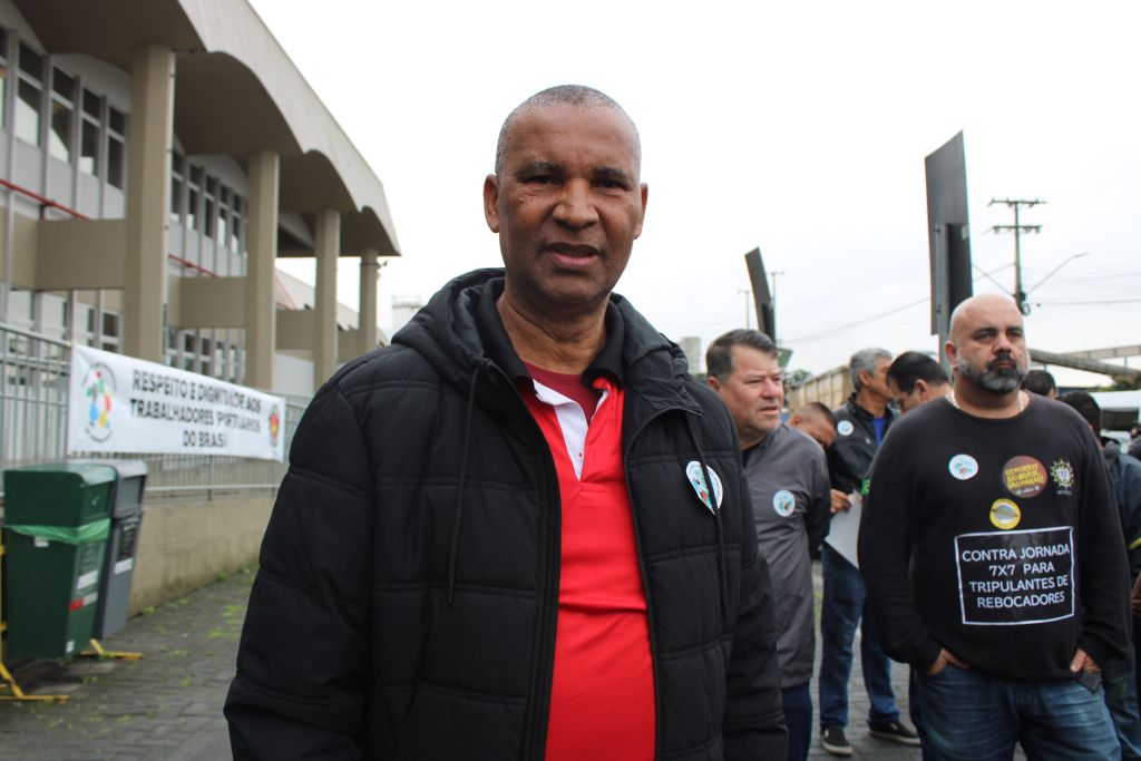Trabalhadores Portuários de Paranaguá realizam manifestação contra o Projeto de Lei 733/2025 2 Segundo João Fernando da Luz, presidente do Sindicato dos Estivadores de Paranaguá e Pontal do Paraná e da Intersindical, o PL 733/2025, que está em tramitação na Câmara dos Deputados, em Brasília, se aprovada poderá trazer consigo impactos negativos para os trabalhadores portuários, de forma geral, como o desemprego e a perda de ganho, afetando diretamente todas as empresas coligadas ao porto (Foto: Folha do Litoral News)