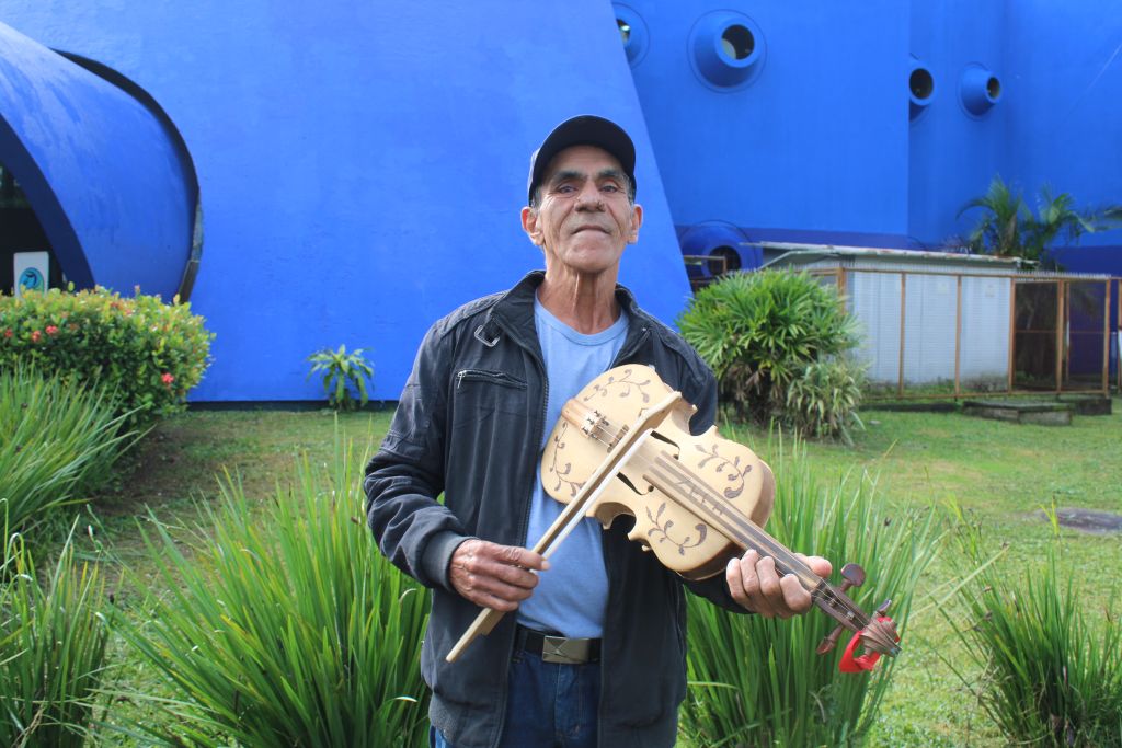 Pintura do Aquário de Paranaguá é entregue com programação cultural caiçara 2 Zeca da Rabeca, mestre fandangueiro grupo Viola Afinada e um dos homenageados, contou sua história com o Fandango (Foto: Folha do Litoral News)