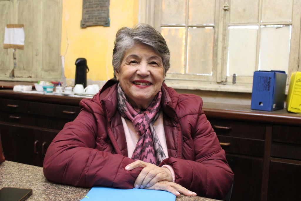 Inscrições para o 3.º Concurso de Poesias do IHGP encerraram na segunda-feira 2 Professora, primeira vice-presidente e secretária do IHGP, Lucia Helena Freitas da Rocha explica os detalhes do evento (Foto: Folha do Litoral News)