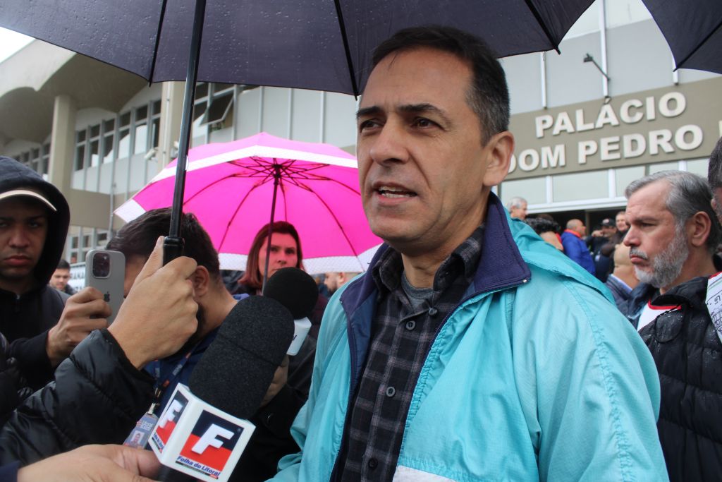 Trabalhadores Portuários de Paranaguá realizam manifestação contra o Projeto de Lei 733/2025 3 O prefeito de Paranaguá, Adriano Ramos, afirmou que já está em contato com os deputados federais, em articulação com os sindicatos federais, tanto do Paraná quanto de outros estados, uma vez que a decisão depende de todo o Congresso Nacional (Foto: Folha do Litoral News)