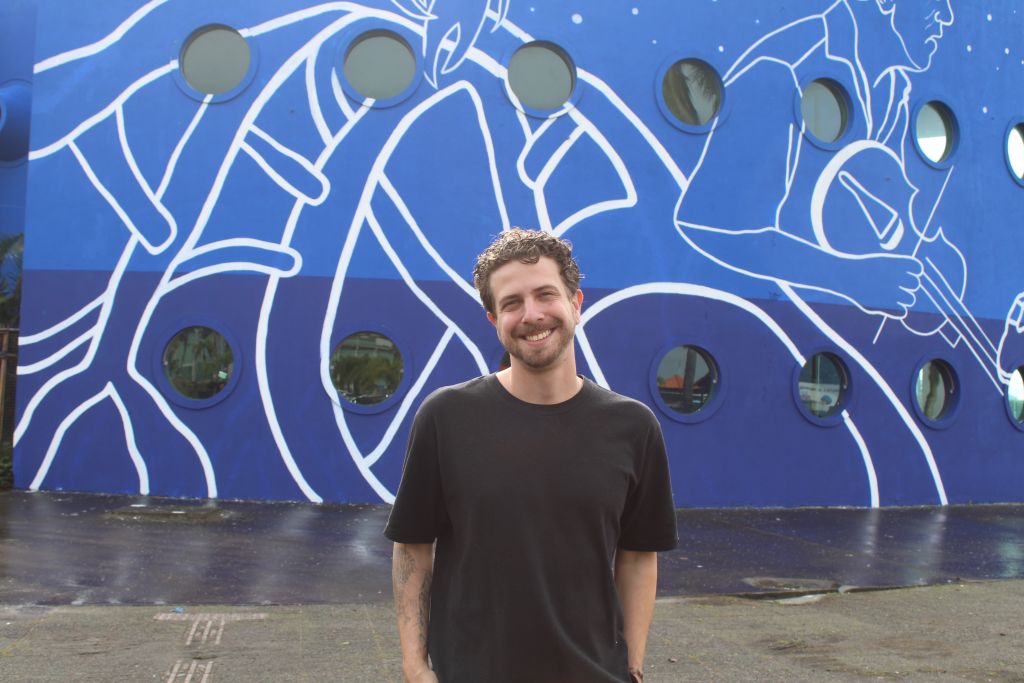 Pintura do Aquário de Paranaguá é entregue com programação cultural caiçara 3 O advogado, artista e um dos idealizadores do Paranaguá Mais Cores, Giovanni Negromonte, o “Gio Negromonte”, ressaltou como foi a execução da obra (Foto: Folha do Litoral News)