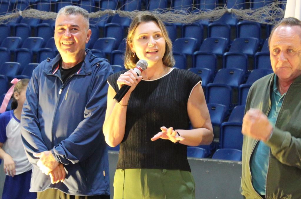Campanha “Todos Contra a Dengue” recolhe cerca de 20 toneladas de materiais recicláveis em Paranaguá 5 A vice-prefeita, Fabiana Parro, falou sobre a importância do envolvimento das crianças no quesito conscientização do meio ambiente e enalteceu a positividade da campanha (Foto: Folha do Litoral News)