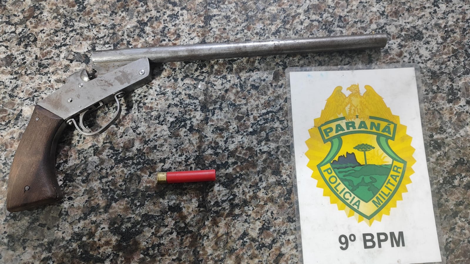 Os policiais conseguiram abordá-lo rapidamente e realizaram uma busca pessoal
