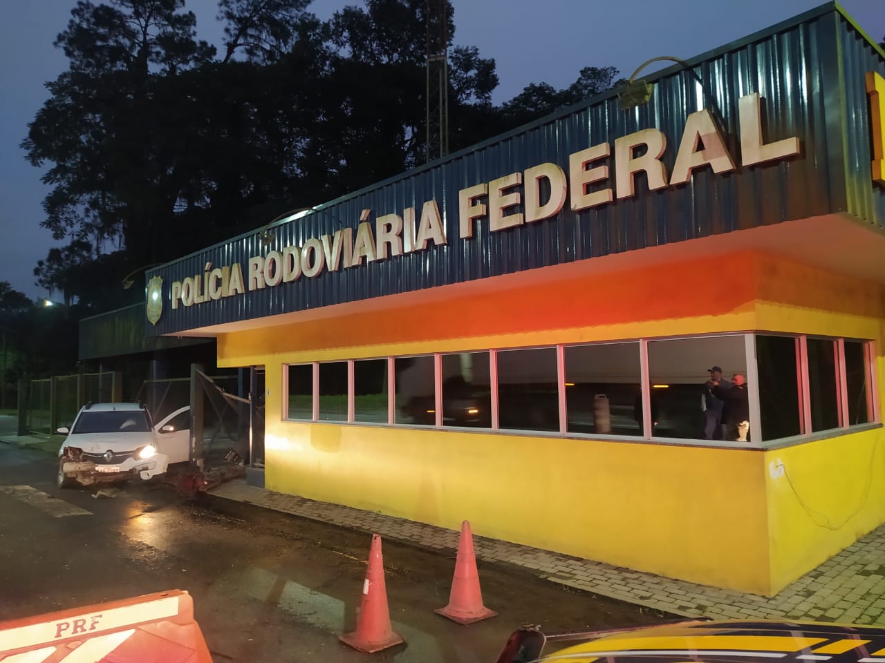 Carro colide com caminhão e acaba atingindo Posto da PRF em Paranaguá 1 IMG 20250630 WA0131