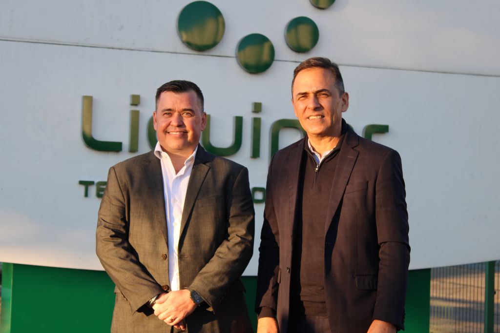 Prefeitura de Paranaguá entrega certidão de uso de ocupação do solo do Terminal Liquipar 4 Na foto, o CEO da Liquipar, Juliano Antunes e o prefeito de Paranaguá, Adriano Ramos