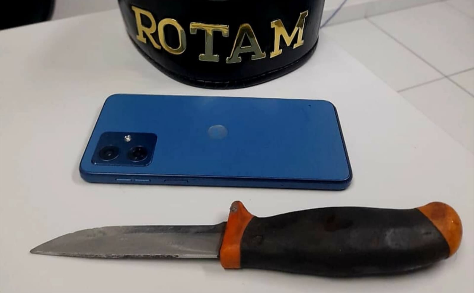 Homem é preso após roubar celular e ameaçar vítima de morte em Paranaguá 1 Os policiais foram informados que um roubo havia acabado de ocorrer na Rua Manoel Gonçalves Maia Junior, esquina com a Rua Maneco Viana