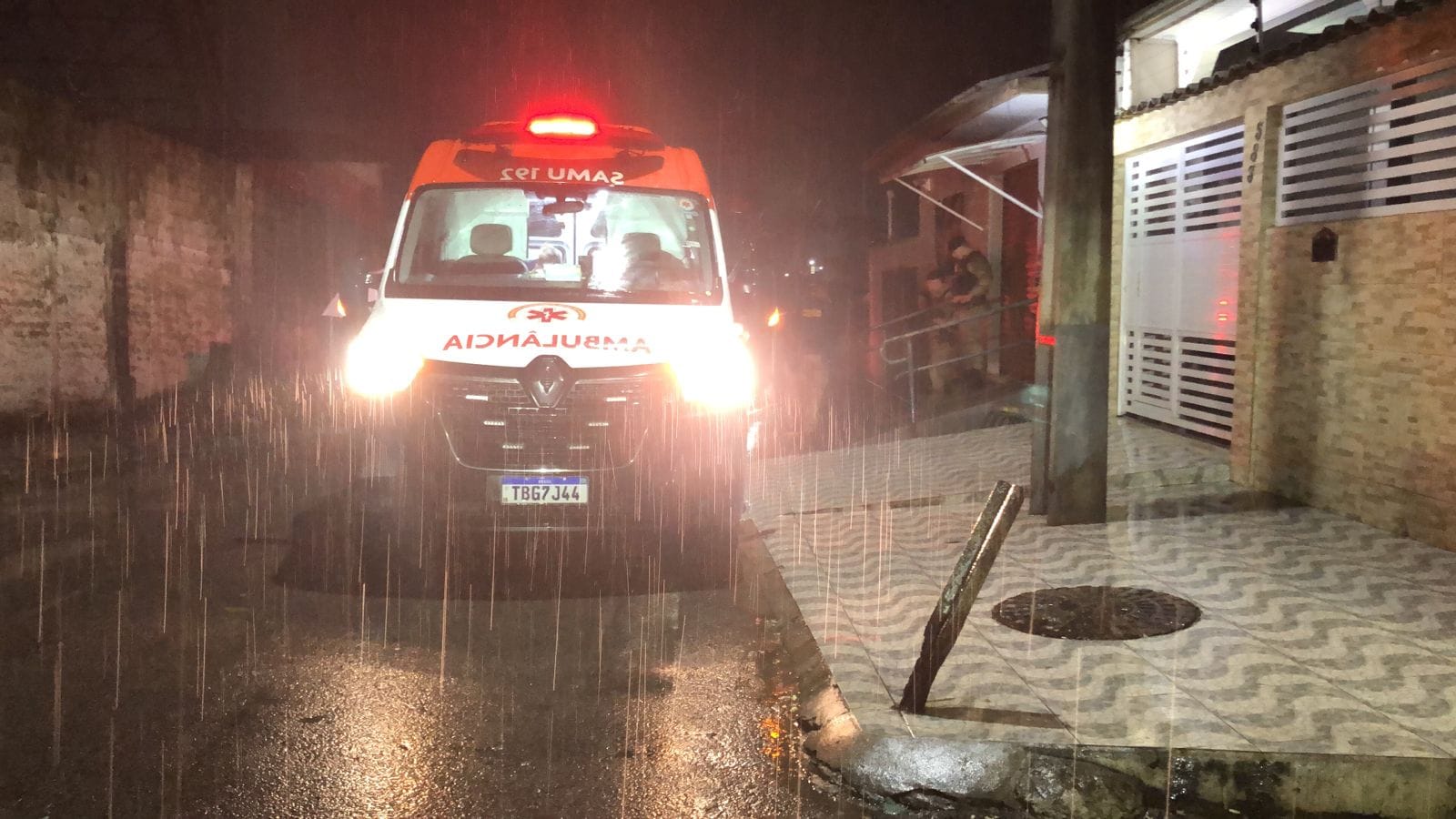 No local, encontraram um homem de 36 anos com diversas lesões no rosto causadas por golpes de faca