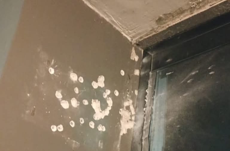 Os disparos atingiram apenas a estrutura do local, causando danos materiais