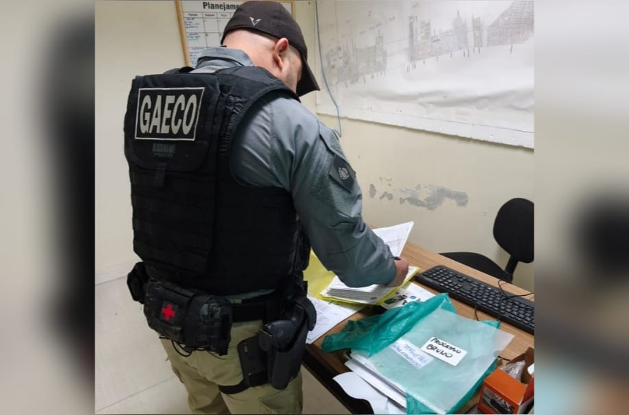 Os mandados, expedidos pela Vara Criminal de Pontal do Paraná, foram cumpridos na residência do vereador e na Câmara Municipal