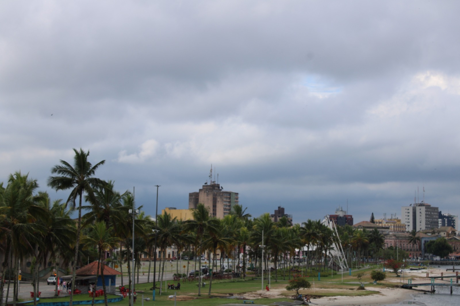 Para o mesmo dia, a previsão em Guaratuba também indica instabilidade no tempo, com variação térmica entre 15 °C e 21 °C (Foto: Folha do Litoral News)