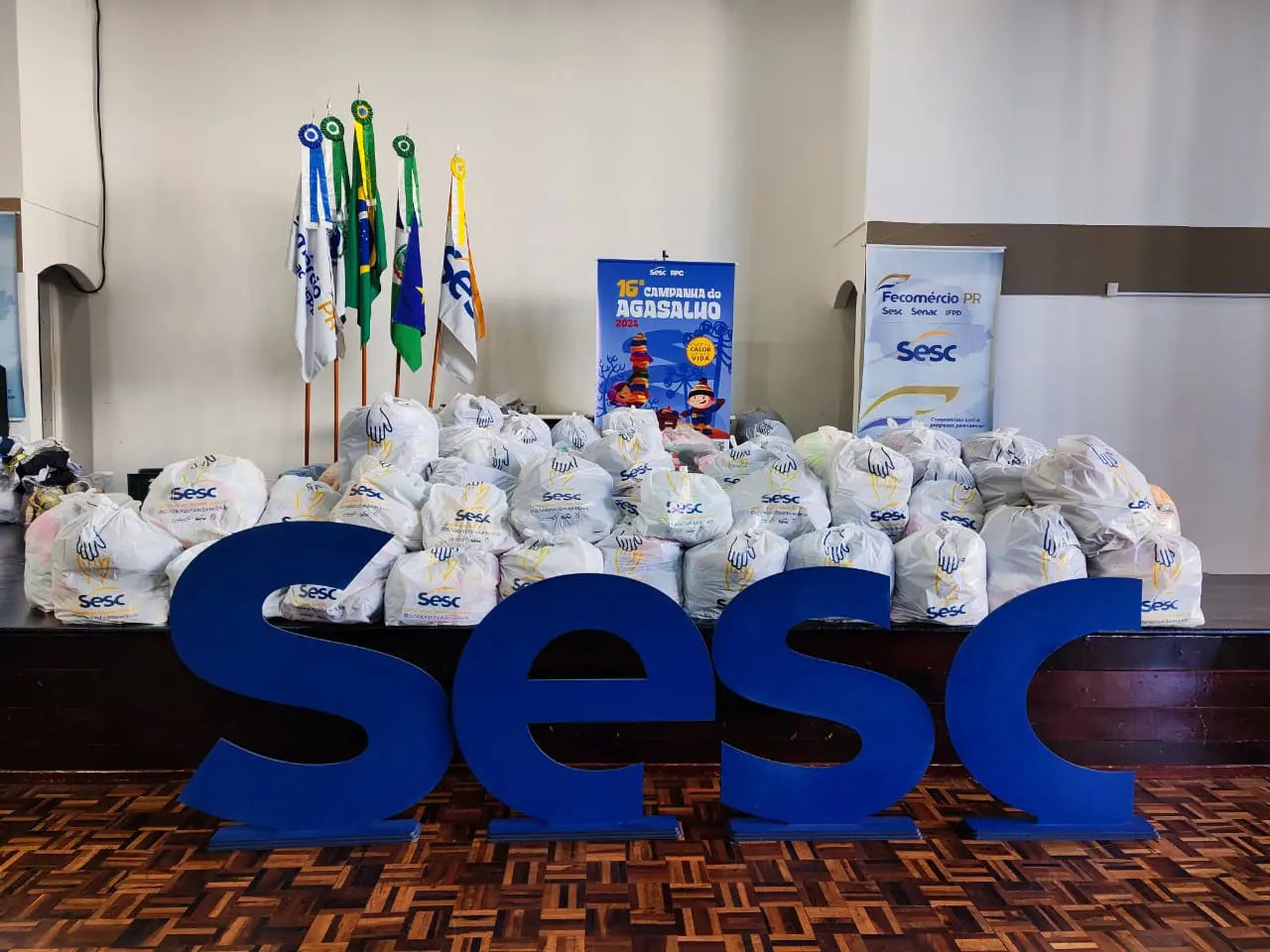 Sesc Paranaguá realiza 17.ª Campanha do Agasalho 2025 1 Foto das arrecadações na edição do ano passado (Foto: Divulgação/Sesc Paranaguá)