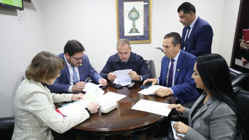 Comissão reuniu-se após a sessão plenária desta terça-feira (17) (Créditos: Orlando Kissner/Alep)