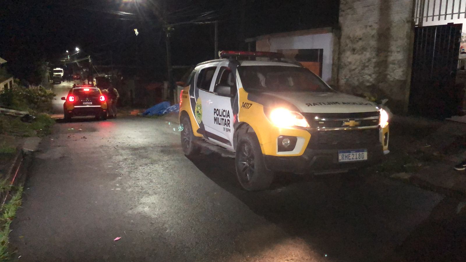 Procurado pela Justiça é detido após atirar contra policiais na Vila do Povo 1 Durante a tentativa de abordagem, o suspeito efetuou um disparo de arma de fogo contra os policiais e continuou a fuga por diversos terrenos