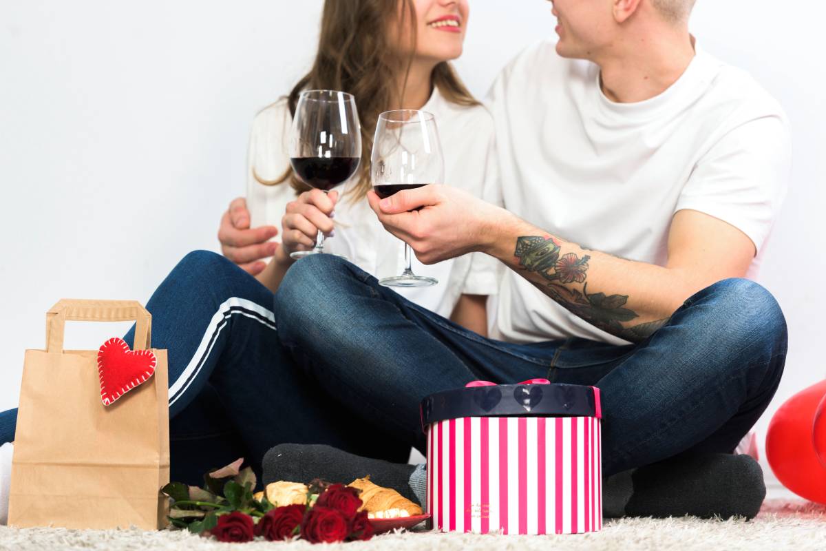Para alguns, o Dia dos Namorados é uma oportunidade de expressar o amor pelo (a) companheiro (a); para outros, é um momento para celebrar o sentimento em si (Foto: Ilustrativa/Freepik)