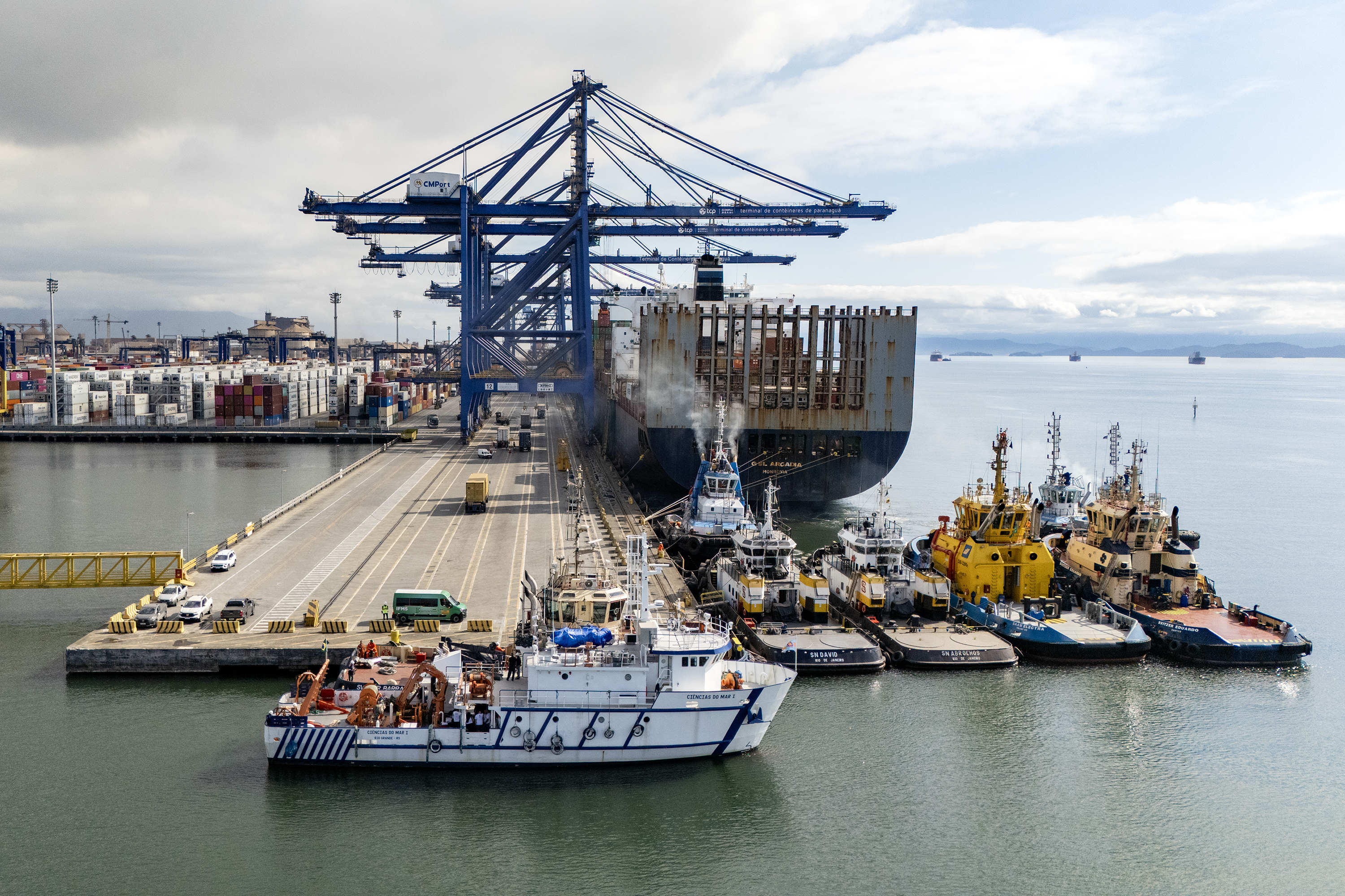 A Portos do Paraná, apoiadora do projeto desde 2017, auxilia nas manobras de atracação e desatracação. / Foto: Claudio Neves/Portos do Paraná
