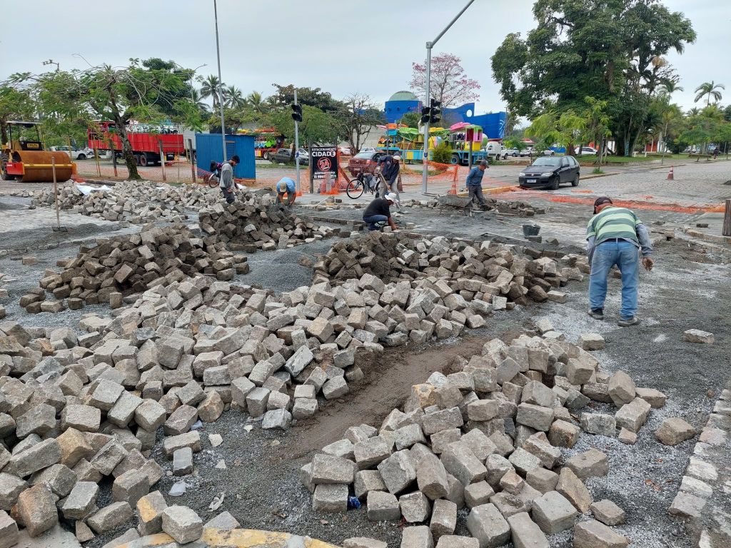Recuperação da rua João Régis, na descida da Catedral, será concluída nos próximos dias 2 1 rua no centro historico de paranagua