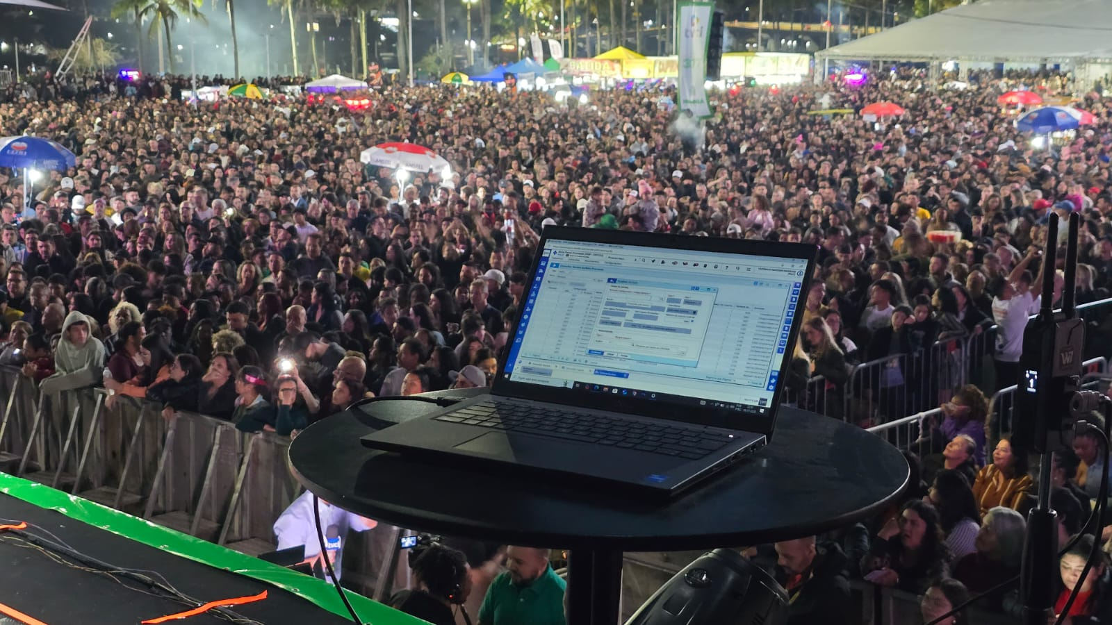 O sorteio aconteceu momentos antes do show nacional com o grupo Raça Negra, atração principal da noite, e premiou dez contribuintes que estavam com seus débitos em dia junto ao Município (Foto: Moysés Zanardo/Prefeitura de Paranaguá)