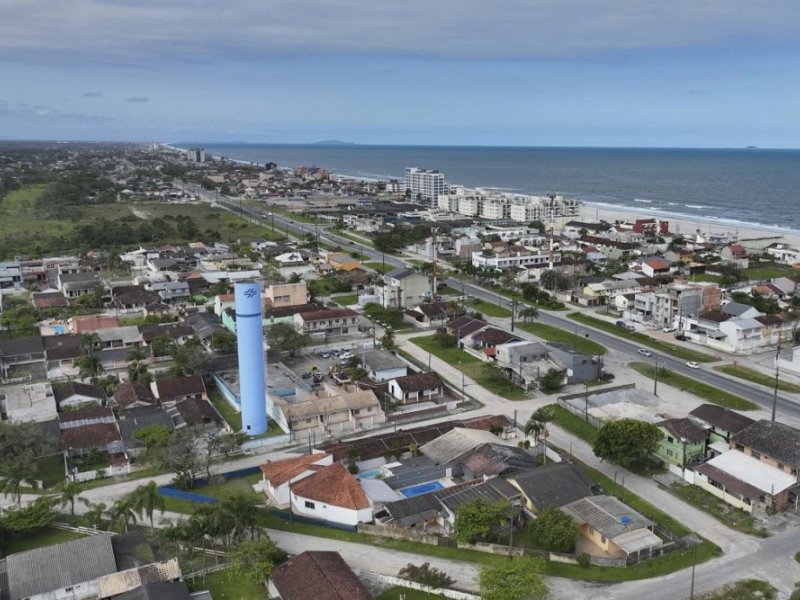 Com capacidade para armazenar 525 mil litros de água tratada, os equipamentos ficarão instalados nos balneários de Gaivotas, Riviera e Solimar, buscando atender pontos críticos de abastecimento (Foto: André Thiago/Sanepar)