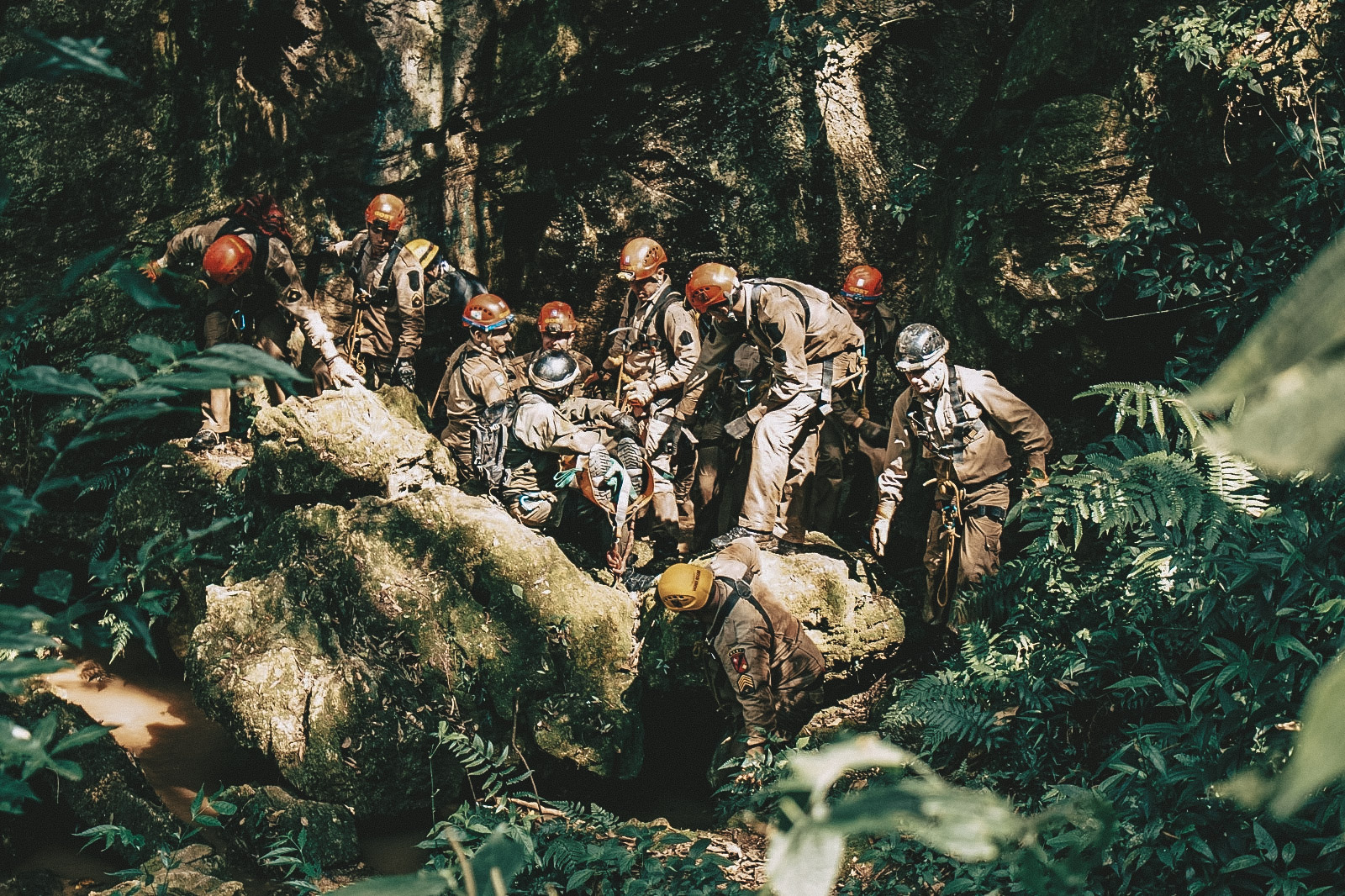 Bombeiros do Paraná têm padrões internacionais de resposta imediata a desastres 1 A Força-Tarefa de Resposta a Desastres do Paraná, coordenada pelo GOST, foi a primeira a chegar ao Rio Grande do Sul de forma autônoma, organizada e totalmente equipada com veículos 4x4, barcos e material de resgate (Foto: CBMPR)