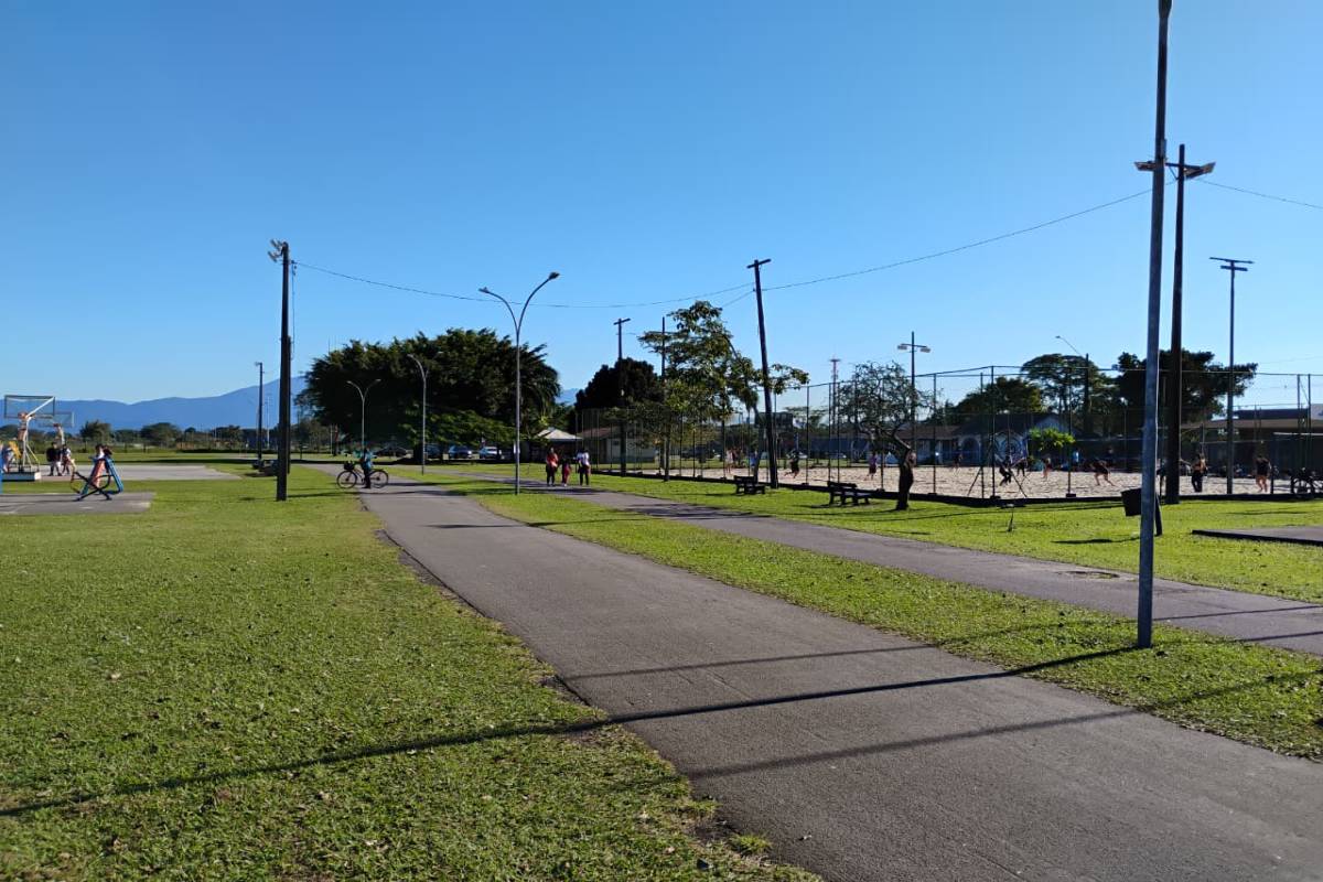 Segundo o Sistema de Tecnologia e Monitoramento Ambiental do Paraná (Simepar), esse cenário foi causado por um bloqueio atmosférico que se formou no extremo sul do país, impedindo a chegada das frentes frias, sistemas meteorológicos típicos desta época do ano, responsáveis por trazer chuvas (Foto: Folha do Litoral News)