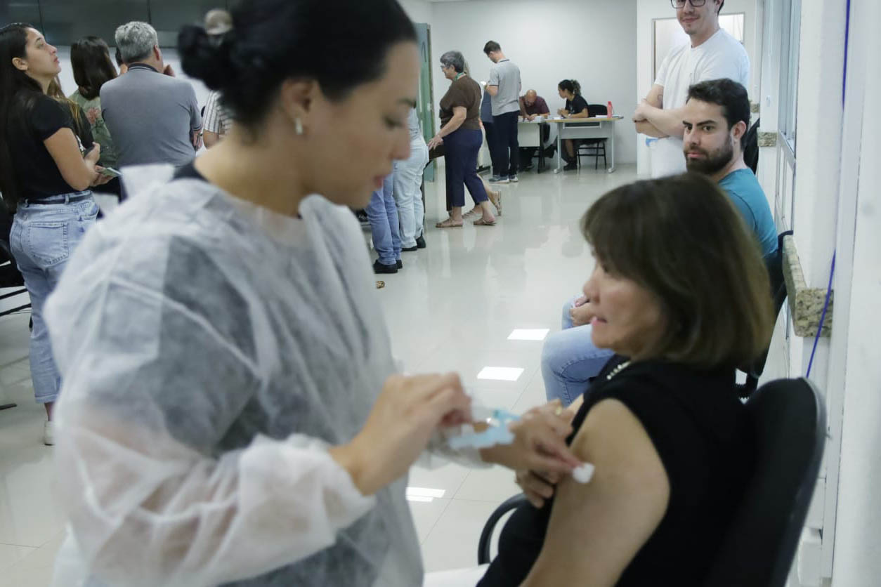 Com grande campanha, Paraná tem a 2ª maior cobertura vacinal contra a gripe do País 1 No ano passado 770 mil vacinas contra a gripe foram descartadas por não utilização no Paraná (Foto: Alessandro Vieira/SESA-PR)
