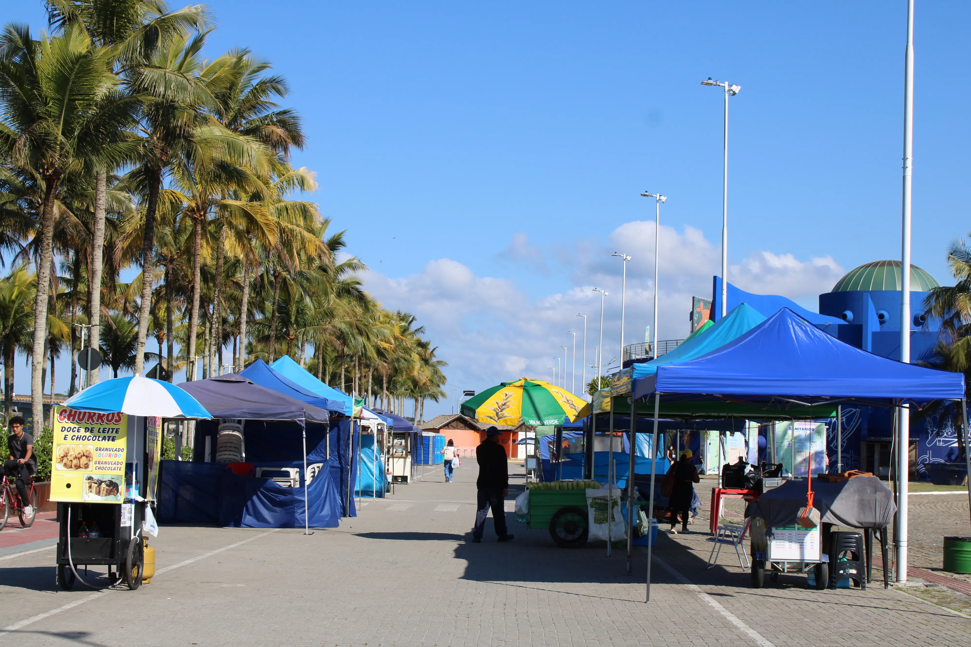 A festa atrai não apenas a população local, mas também visitantes de diversas regiões do litoral e de outras partes do país, o que impulsiona a economia da cidade, contribuindo para o aumento significativo nas vendas de ambulantes e comerciantes locais (Foto: Folha do Litoral News)