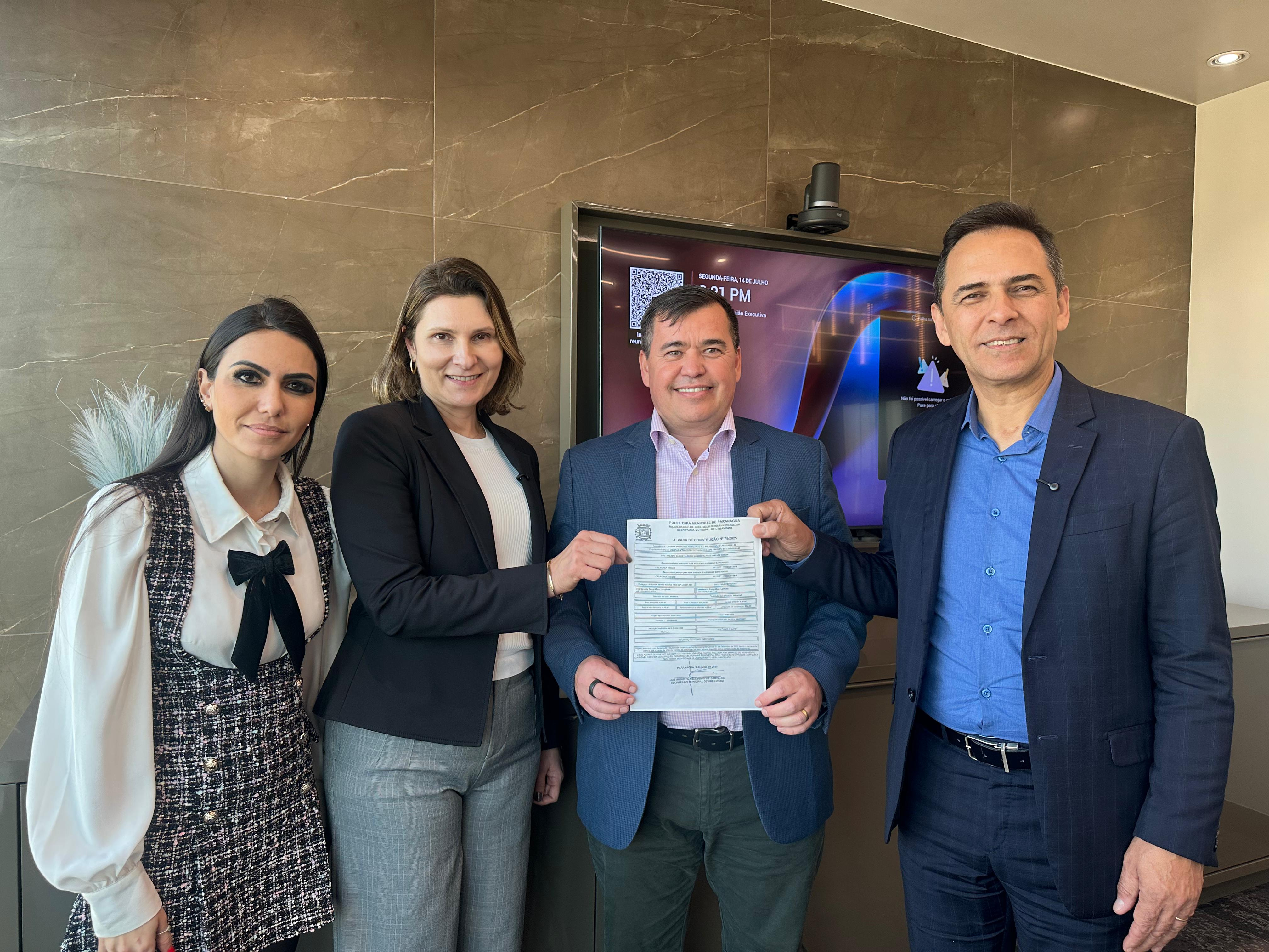 Prefeitura de Paranaguá entrega alvará à Liquipar e fortalece articulação para expansão portuária em reunião estratégica em São Paulo 1 A reunião ocorreu na sede da companhia e contou com a presença do CEO Juliano Azevedo Antunes (Foto: Vanessa Yared/SECOM)