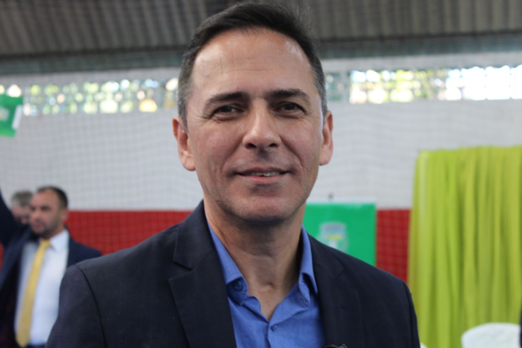 Títulos de propriedade são entregues para 270 famílias de Paranaguá 2 O prefeito de Paranaguá, Adriano Ramos, expressou felicidade com as entregas destacando que elas representam um verdadeiro presente para as famílias, reafirmando a responsabilidade de cuidar tanto da cidade quanto das pessoas (Foto: Folha do Litoral News)
