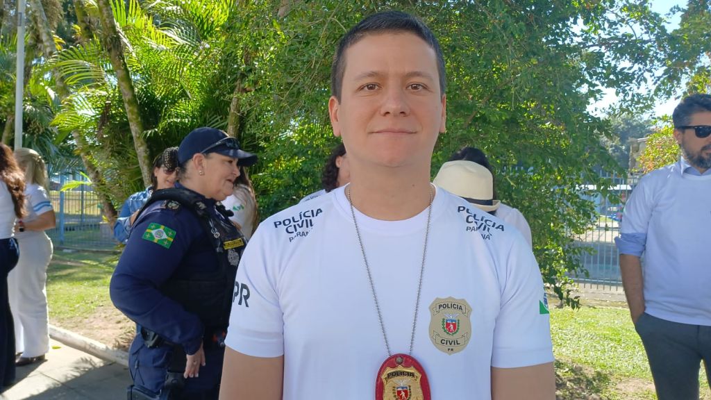 Segundo o delegado do Núcleo de Proteção à Criança e ao Adolescente Vítimas de Crimes (NUCRIA), Emanuel Brandão, que este presente na caminhada, a visibilidade e a discussão sobre esse tema possibilita ajudar diversas mulheres que estão em situação de risco (Foto: Folha do Litoral News)