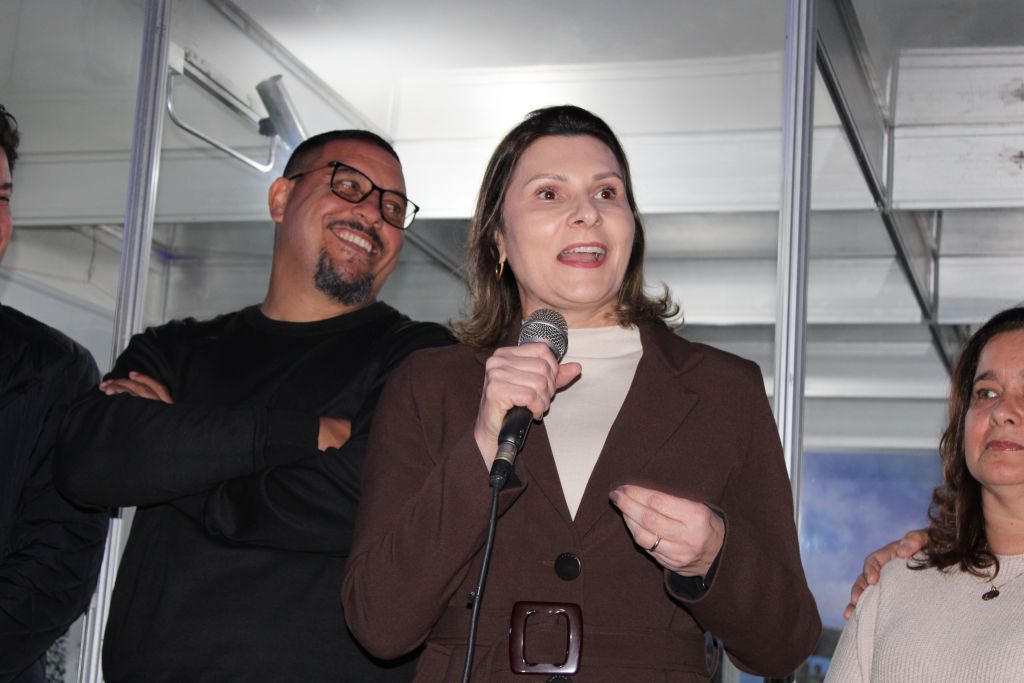 “Gabinete para Todos” é inaugurado pela Prefeitura de Paranaguá 3 A vice-prefeita de Paranaguá, Fabiana Parro, também falou sobre a importância do trabalho em equipe e de ouvir a população (Foto: Folha do Litoral News)