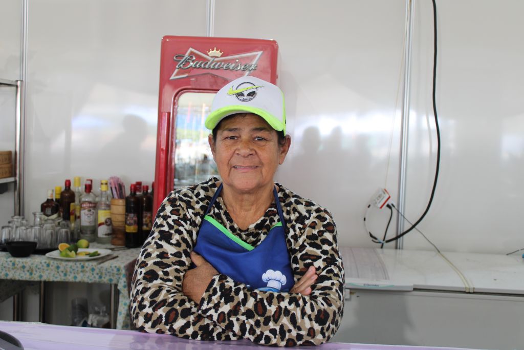 Festa Nacional da Tainha em Paranaguá movimenta o comércio local e contribui para o aumento das vendas de comerciantes 4 A comerciante Lucimere do Nascimento Pereira também destacou o bom desempenho nas vendas e apresentou algumas das opções disponíveis em sua barraca (Foto: Folha do Litoral News)