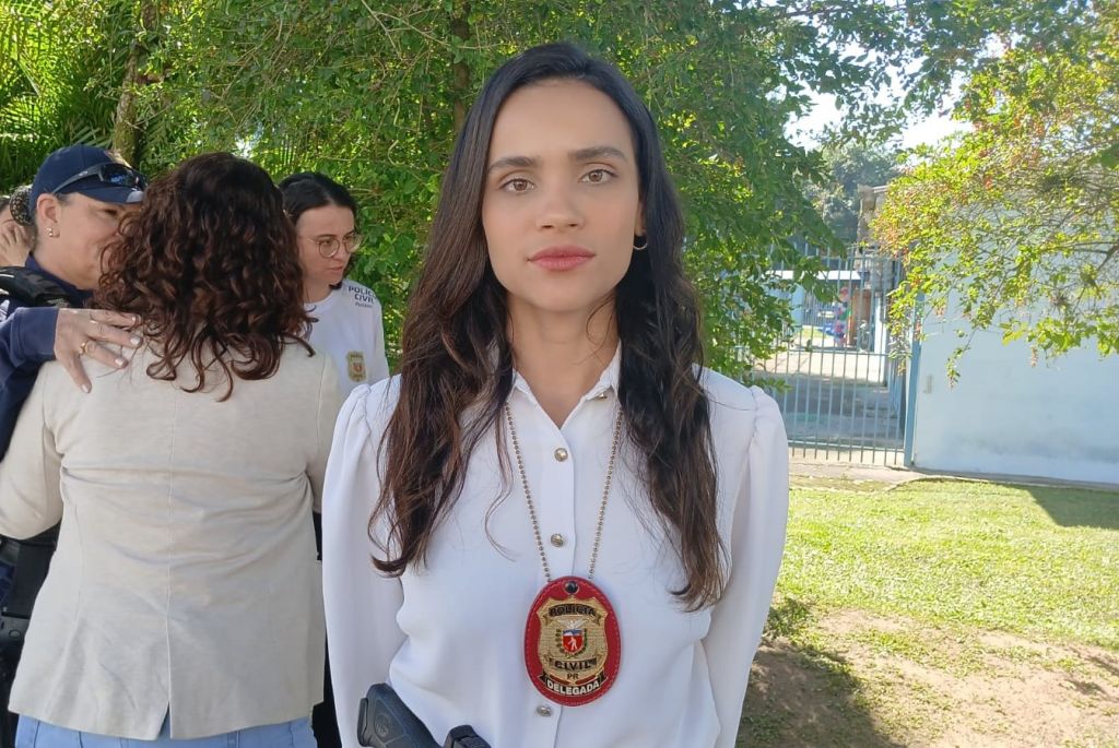 A delegada Maluhá Soares, da Polícia Civil do Paraná, que também se fez presente na caminhada, destacou os índices de casos de violência contra as mulheres em Paranaguá (Foto: Folha do Litoral News)