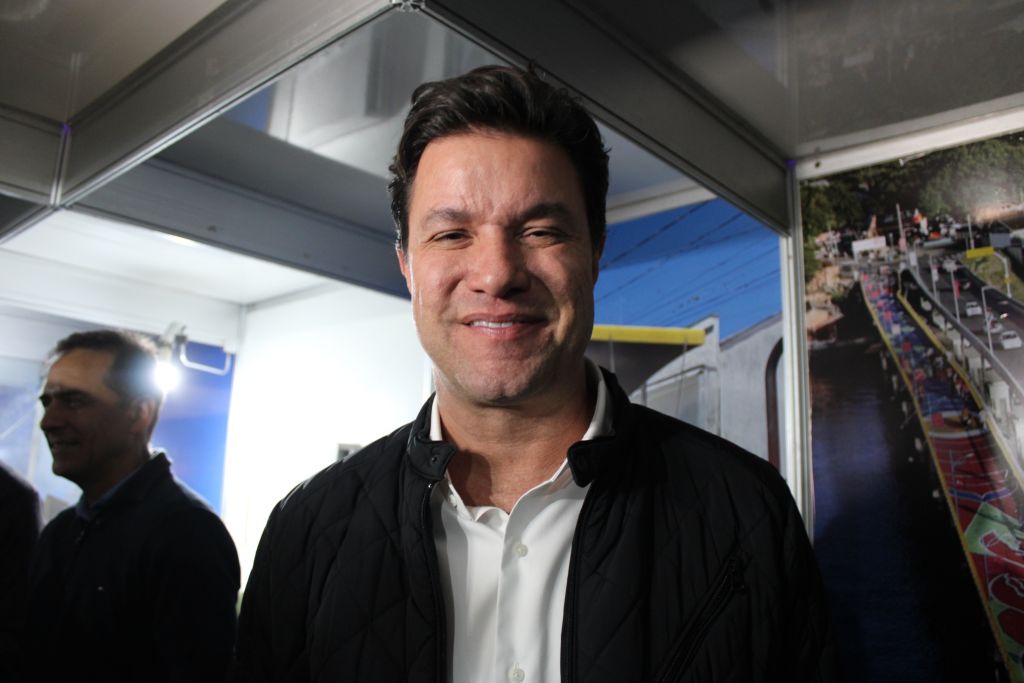 “Gabinete para Todos” é inaugurado pela Prefeitura de Paranaguá 4 O secretário das Cidades do Estado do Paraná, Guto Silva, esteve presente na inauguração e, durante entrevista, destacou a relação cordial com a gestão municipal, além dos novos investimentos do governo estadual que estão em andamento para promover melhorias na área de urbanismo em Paranaguá