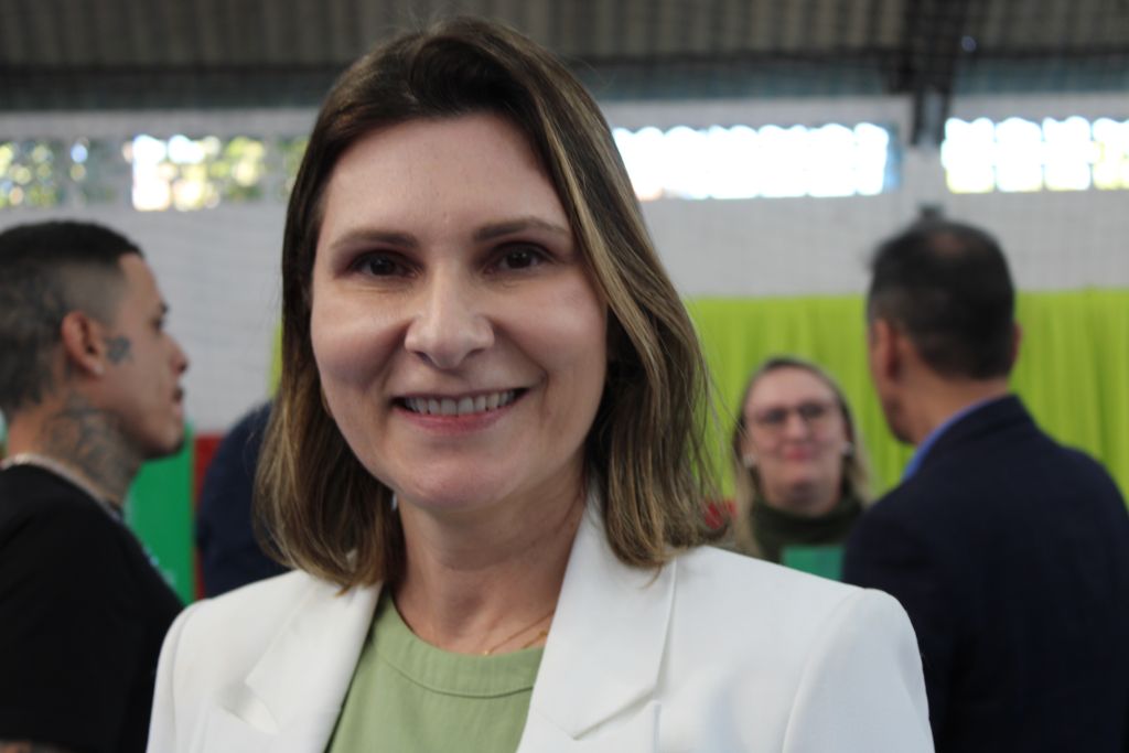 Títulos de propriedade são entregues para 270 famílias de Paranaguá 5 A vice-prefeita, Fabiana Parro, destacou a entrega dos títulos de propriedade como uma missão da gestão municipal (Foto: Folha do Litoral News)