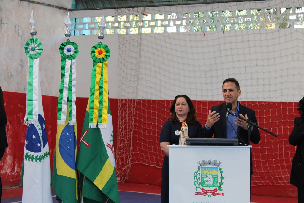 Títulos de propriedade são entregues para 270 famílias de Paranaguá 3 Na foto, o prefeito de Paranaguá, Adriano Ramos, acompanhado da primeira-dama, Patrícia Bonvakiades (Foto: Folha do Litoral News)