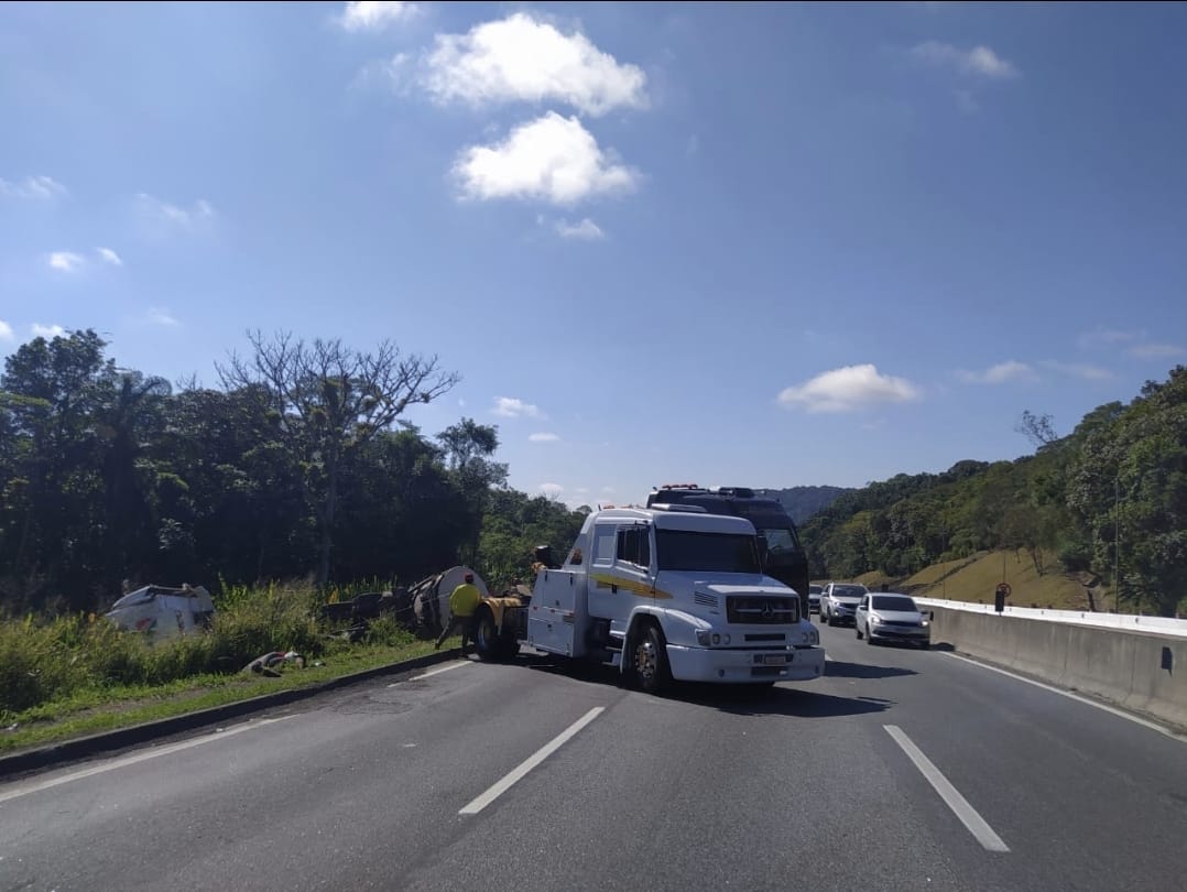 Caminhão tomba na BR-277 na região da Morretes 1 WhatsApp Image 2025 07 15 at 13.10.55