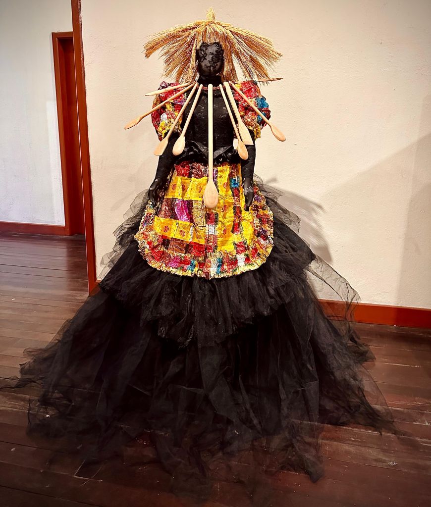 Exposição de figurinos de conto de fadas feito através de materiais recicláveis chega a Paranaguá 4 ae3a46d5 5dde 42b1 98e1 8de0f00eabe7 1
