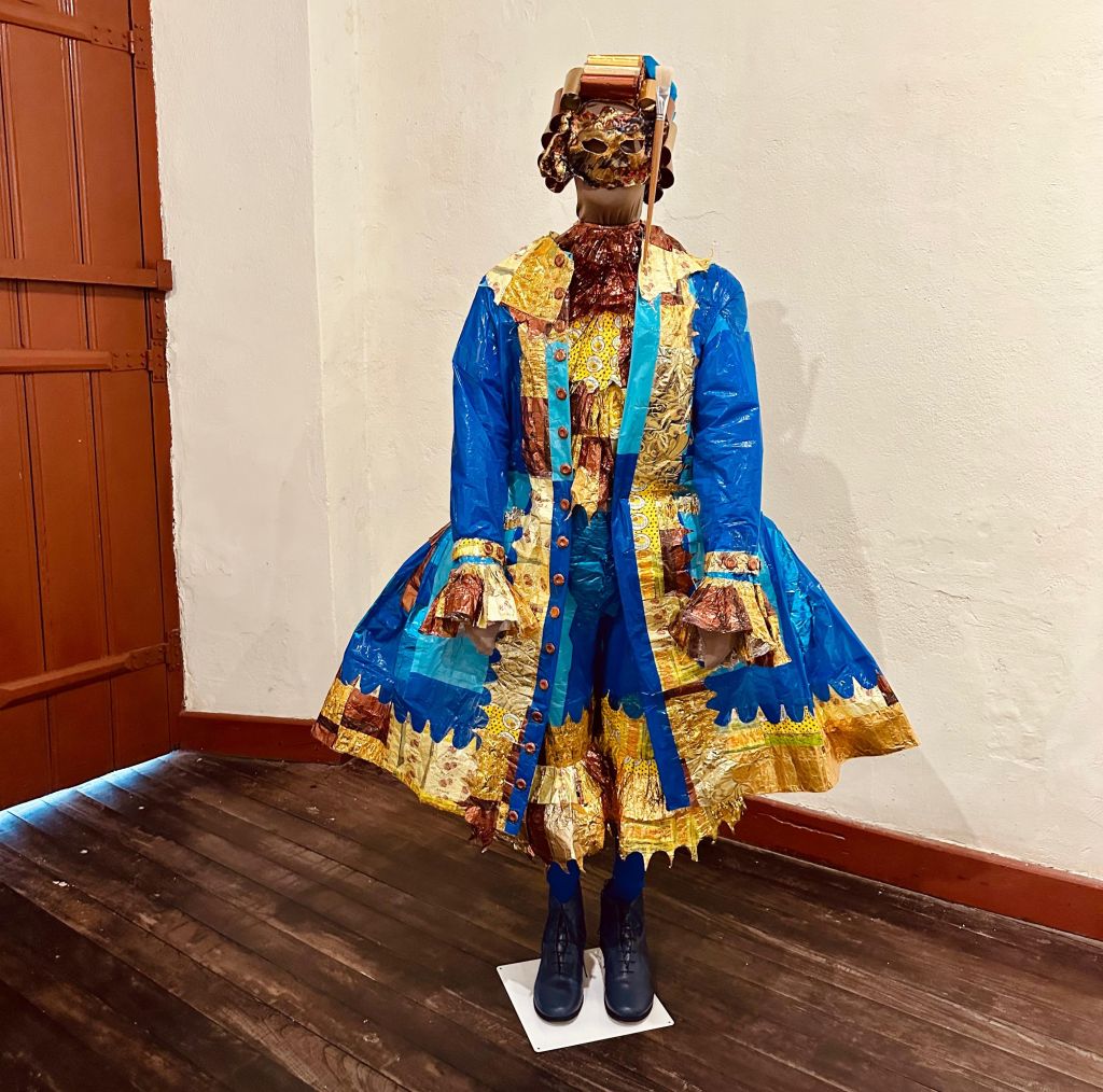 Exposição de figurinos de conto de fadas feito através de materiais recicláveis chega a Paranaguá 5 b43fac06 982e 4ecd 9d8d dfb2a01047f0 1