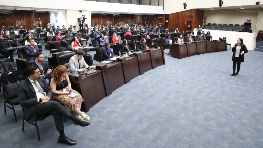 Nesta quarta-feira (23), os deputados universitários tiveram um bate-papo com a líder da Bancada Feminina na Casa, deputada Mabel Canto (PP) (Créditos: Valdir Amaral/Alep)