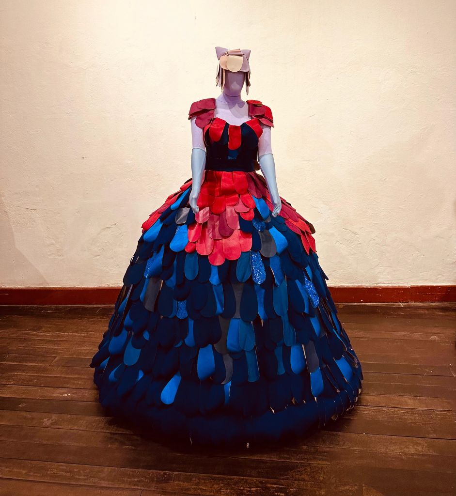 Exposição de figurinos de conto de fadas feito através de materiais recicláveis chega a Paranaguá 6 d11288c6 c80a 470f 9e3d ec41f5b07c55 1