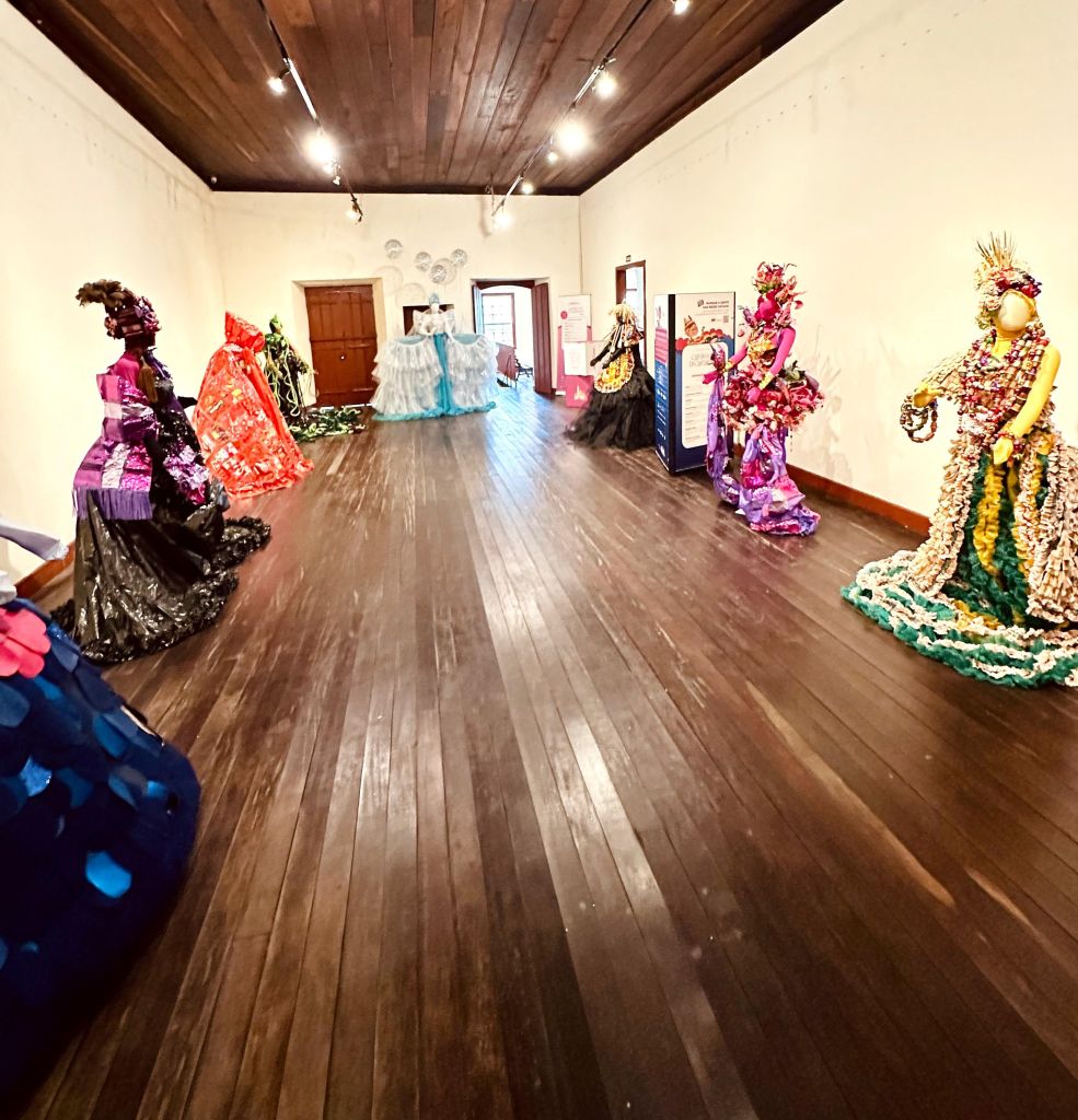 Exposição de figurinos de conto de fadas feito através de materiais recicláveis chega a Paranaguá 7 df167eaf 2ea8 4cd1 a1df 5d962a0479ed 1