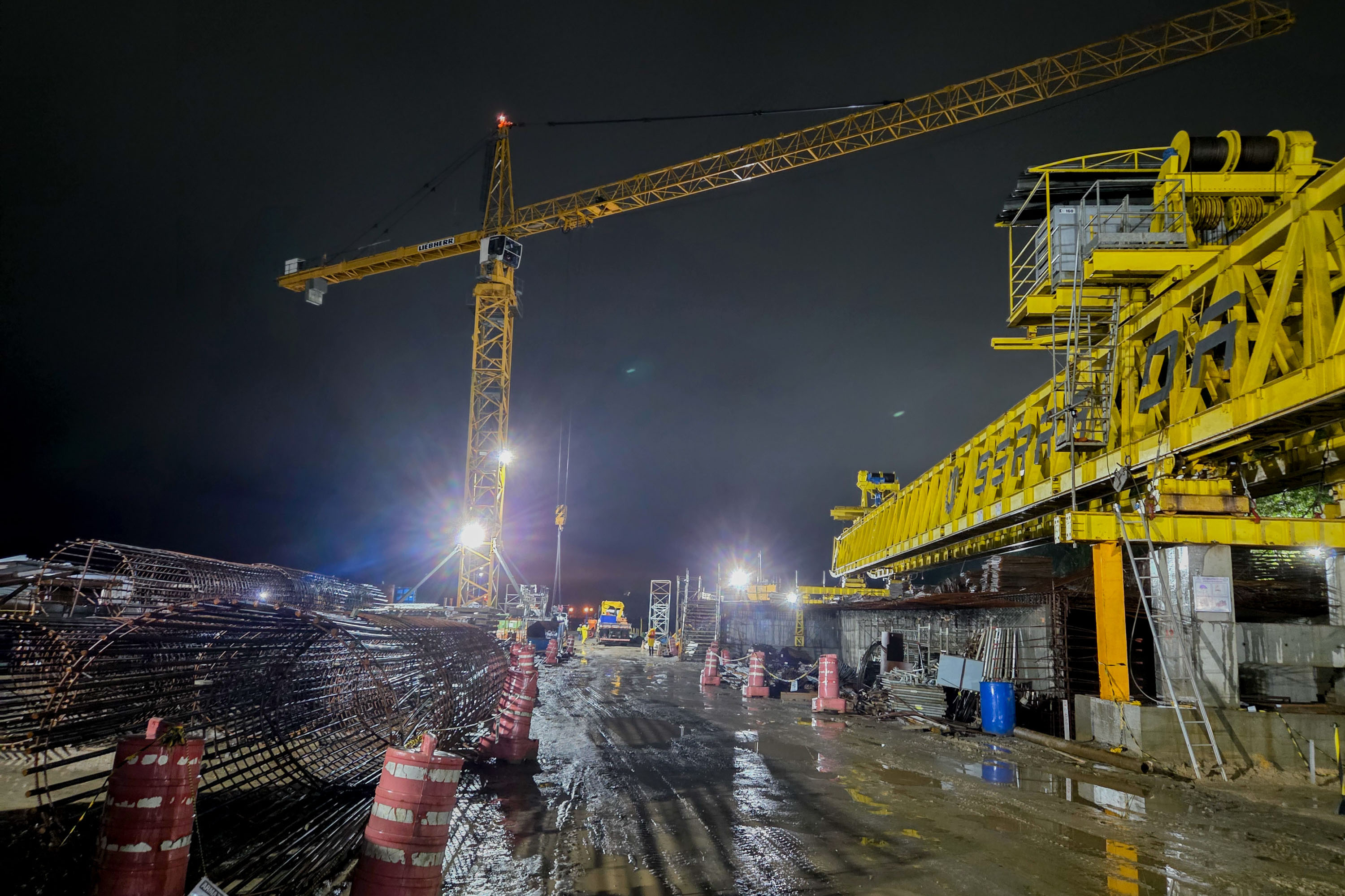 Ponte de Guaratuba mantém ritmo acelerado de obras até de madrugada 1 Mesmo sem o suporte da luz natural, a obra mantém ritmo acelerado do pôr-do-sol até a madrugada (Foto: Ari Dias/AEN)