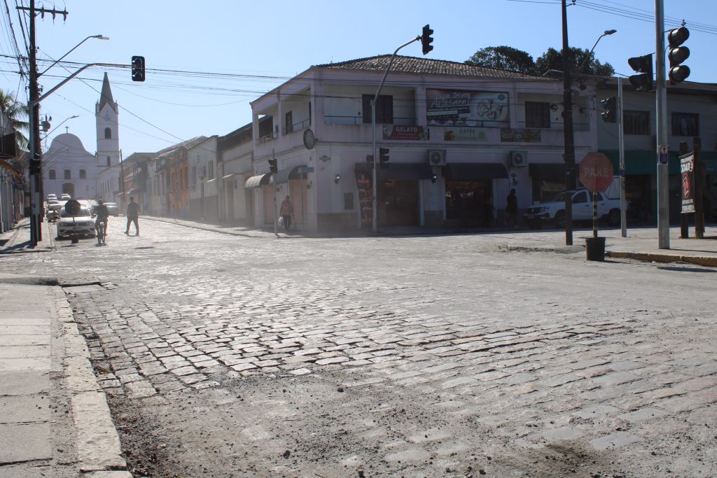 Trânsito já está normalizado na Rua João Régis, em Paranaguá 2 foto2 1