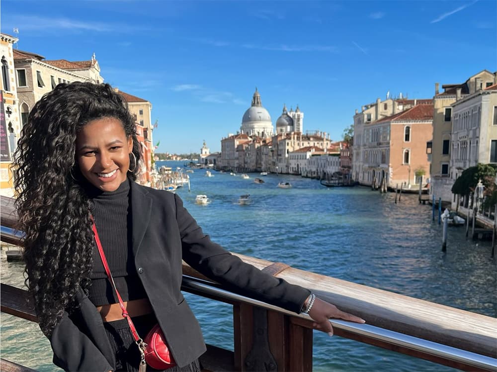 Parnanguara pelo Mundo: missão de tornar o mundo um lugar melhor é o que move Priscila Moreira 1 paranagua 377 anos para o mundo2