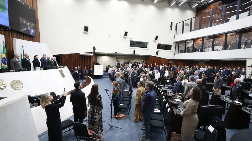 Solenidade lotou o Plenário da Assembleia Legislativa na noite desta terça-feira (15) (Créditos: Orlando Kissner/Alep)