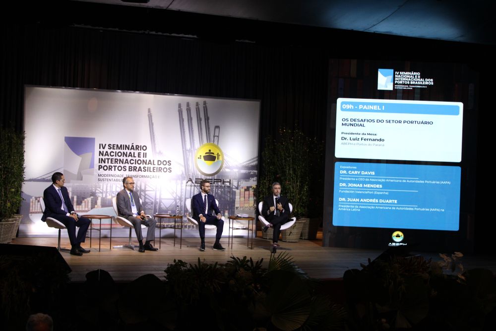 A programação reuniu especialistas do setor portuário, representantes de associações internacionais, autoridades públicas e lideranças sindicais para debater desafios, avanços e oportunidades no setor